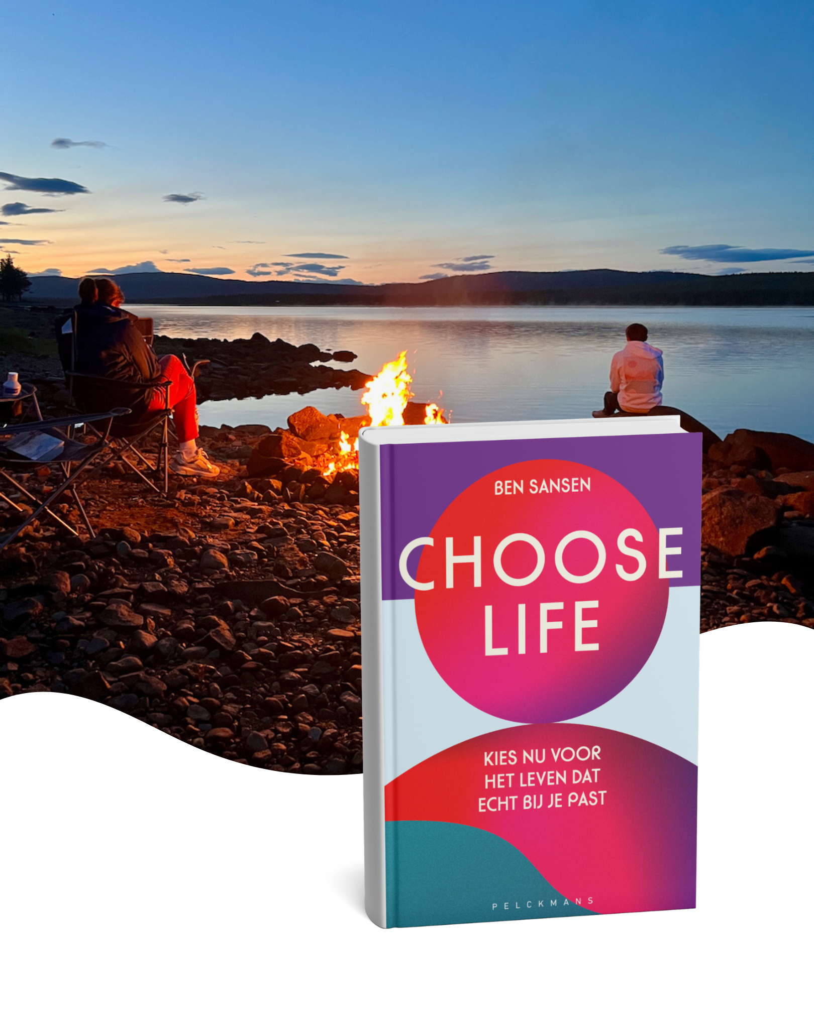 Campagnebeeld voor het boek Choose Life van Ben Sansen, aan een meer met kampvuur