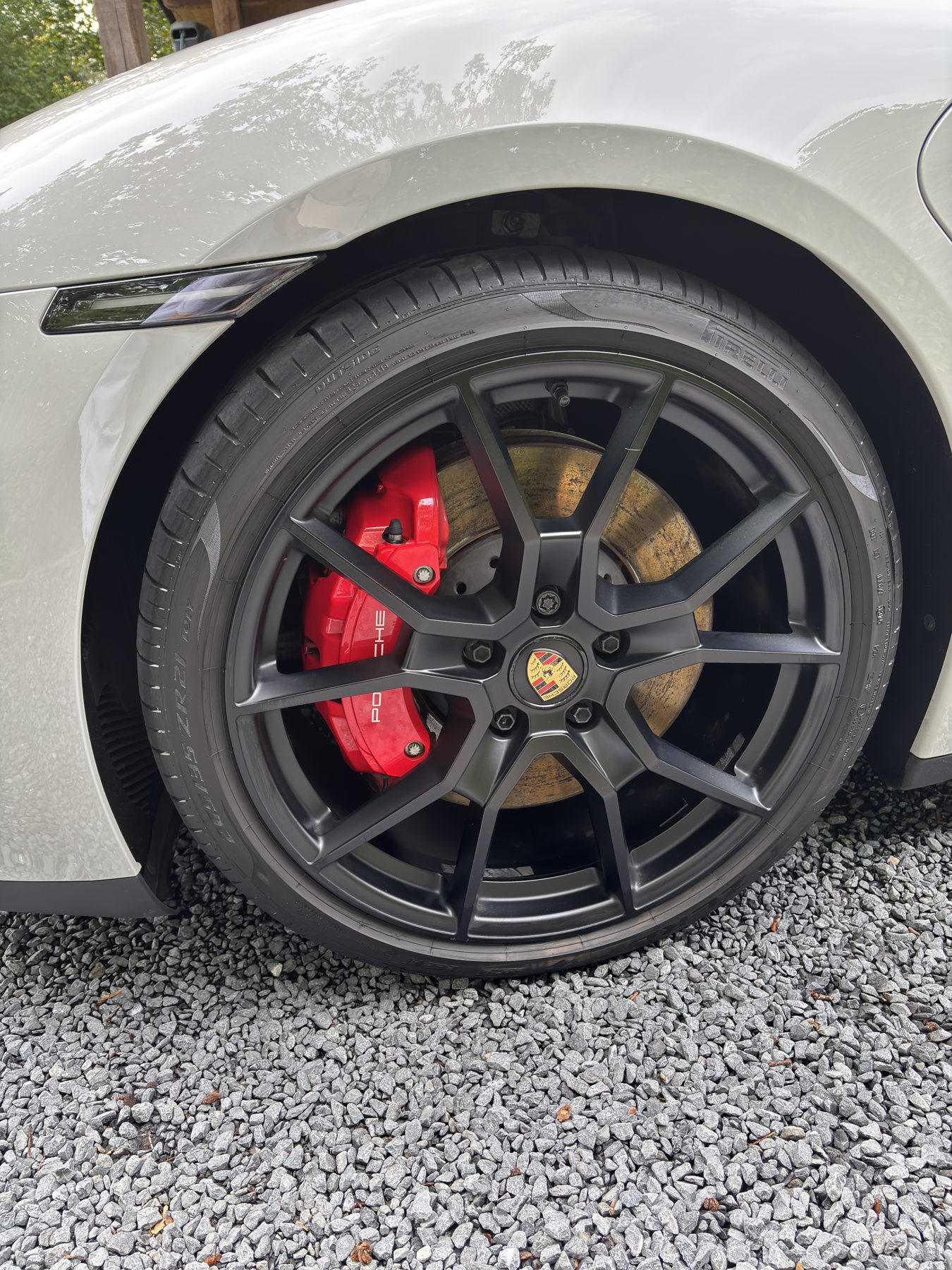 Gereinigde velg en remklauw van een Porsche